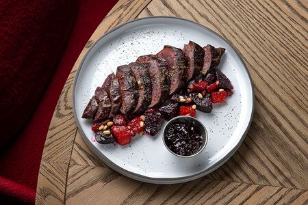 Сердце оленя с брусничным соусом