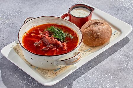 Борщ с говядиной и сметаной