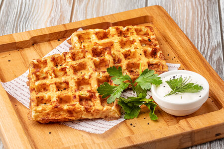 Кабачковые вафли со сметаной