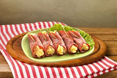 Рулетики с ветчиной и сыром