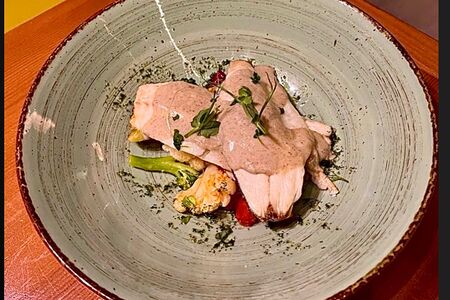 Филе сибаса с картофельными шариками и соусом из белых грибов