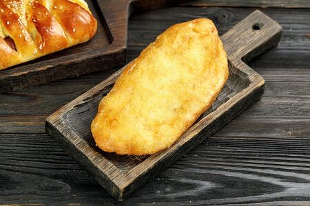 Пирожок с картошкой жареный