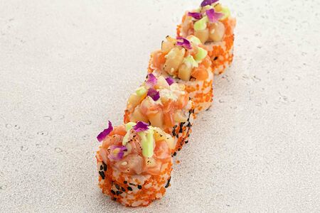 Ролл с опаленным лососем и гребешком (4 шт)