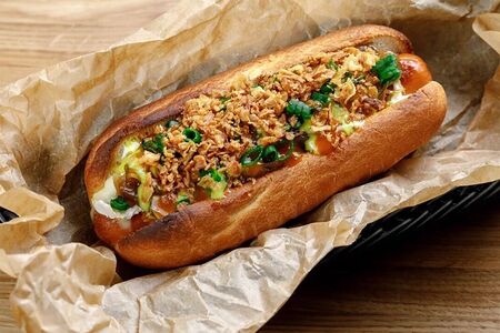 Хот-дог с сыром бри и говяжьей сосиской