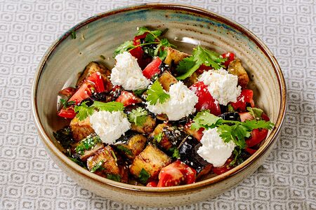 Салат из хрустящего баклажана и сыра фета