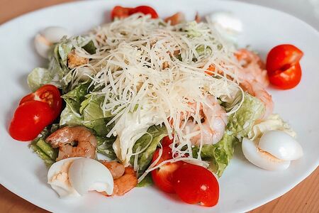 Салат Цезарь с креветками