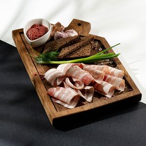 Сало на бородинском хлебе со свекольным хреном