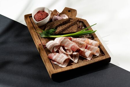 Сало на бородинском хлебе со свекольным хреном