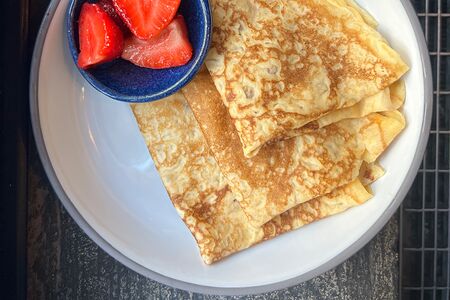 Блины с клубникой