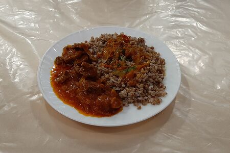 Гуляш с гречей