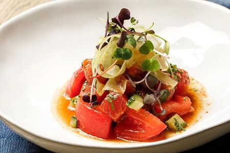 Салат из весенних томатов с авокадо и паназиатским соусом