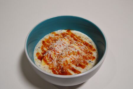 Каша злаковая с бананом и карамелью