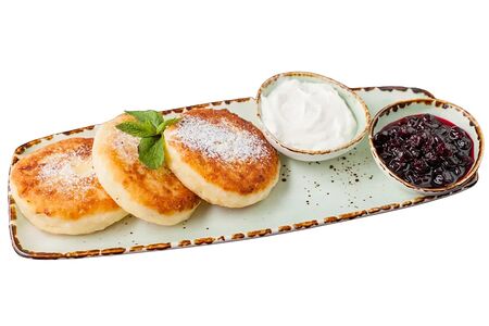 Сырники со сметаной и джемом