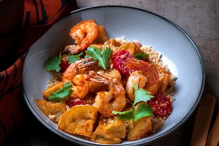 Хрустящие баклажаны с креветками в соусе сладкий чили