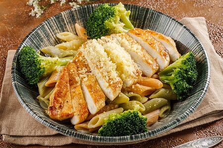 Пенне с куриным филе и брокколи