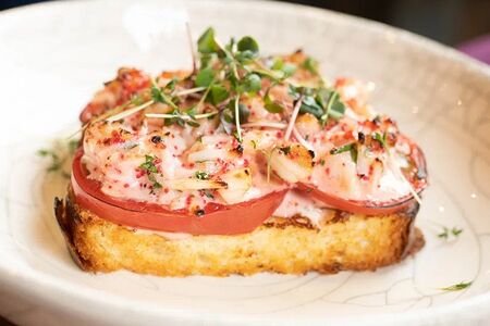 Запеченный тост на бриоши с крабом и сладким чили