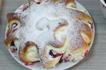 Чудо булочка с творогом и черной смородиной