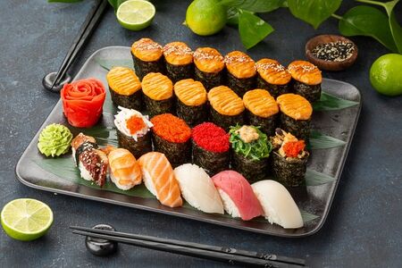 Запеченные суши с кальмаром