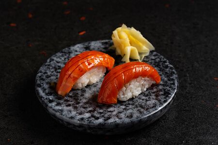 Суши с лососем