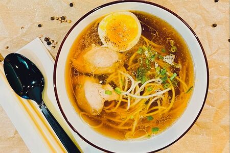 Куриный суп с лапшой и яйцом