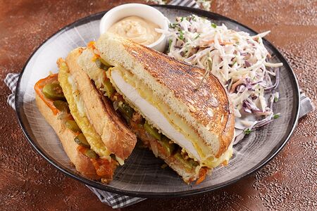 Сэндвич с куриным филе и моцареллой