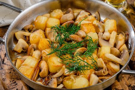 Грибы жареные с картофелем и луком