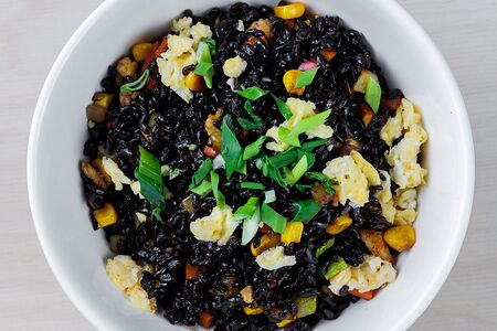 Черный рис с овощами