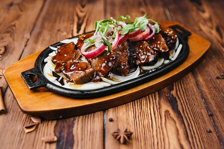 Говядина с маринованным луком