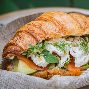 Круассан с маринованным лососем и страчателлой