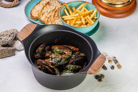 Мидии в томатном соусе