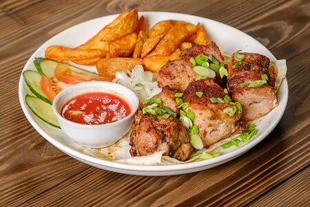 Шашлык со cвинoй шейкой и картофель по-деревенски