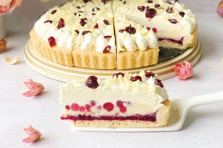 Брусничный торт с белым шоколадом