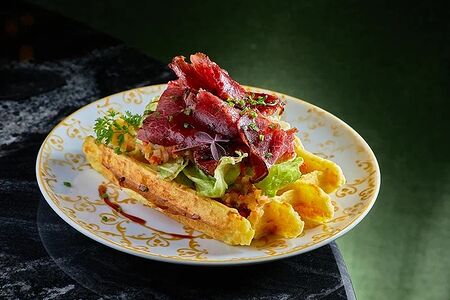 Картофельная вафля с пастрами и горчичным соусом