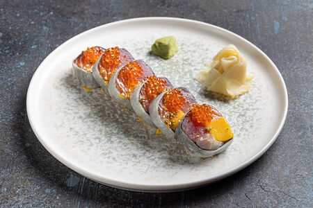 Сашими ролл с сибасом, лососем, тунцом и манго