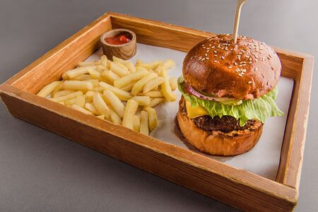 Бургер из мраморной говядины с картошкой фри