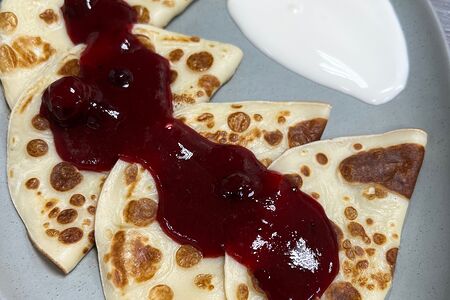 Блинчики со сметаной и ягодным соусом