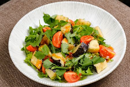 Салат с хрустящими баклажанами