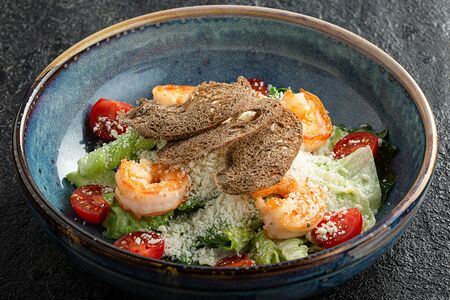 Салат Цезарь с креветками