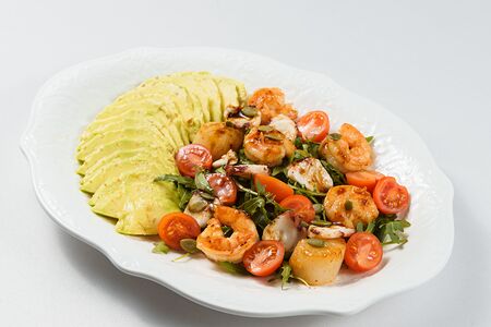 Салат с морепродуктами и авокадо
