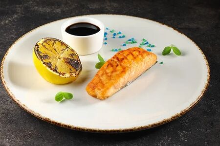 Стейк из форели на гриле