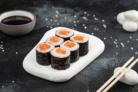 Маки с лососем