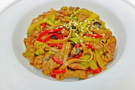 Вок с гречневой лапшой и овощами