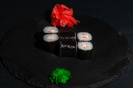 Маки ролл со снежным крабом