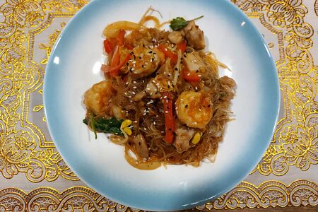 Сингапурская лапша с креветкой и курицей