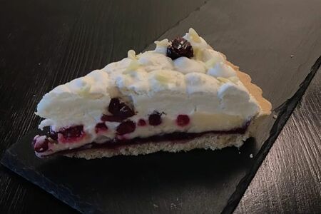 Торт Брусничный с белым шоколадом