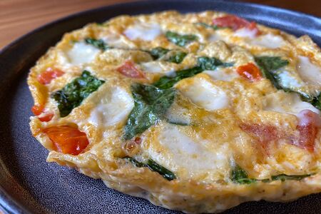 Омлет со шпинатом и сыром моцарелла