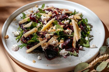 Салат с запеченной свеклой и сливочным сыром