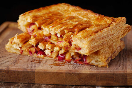 Пирог слоеный с яблоками