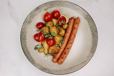 Баварские колбаски и картофель запеченный