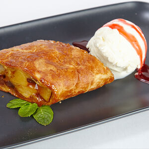 Штрудель яблочный с мороженым